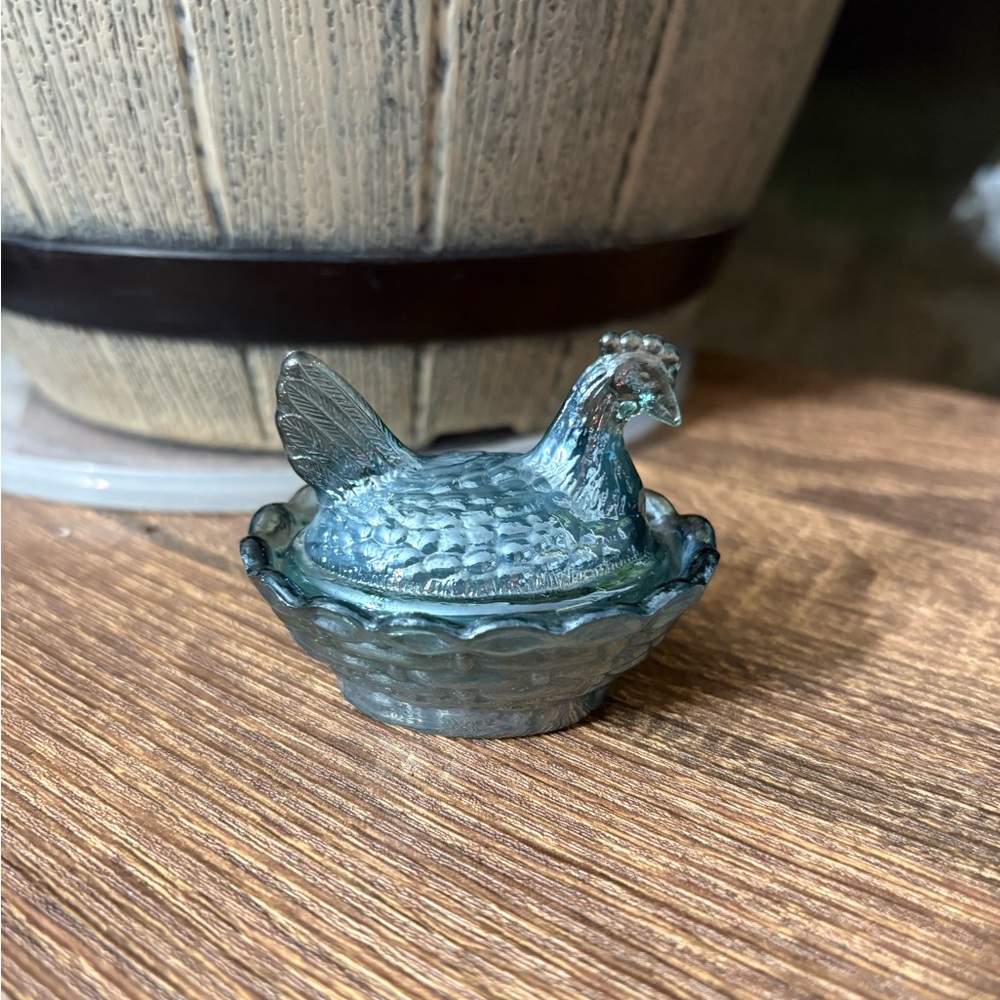 #56 Platinum Carnival Boyd Glass Chick Salt hen on nest